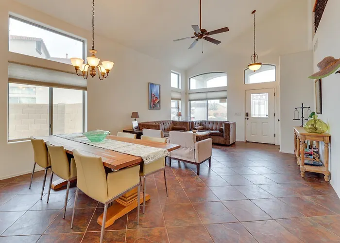 Holiday home Large Pool & Yard W/ Bocce: Oasis In Coolidge!