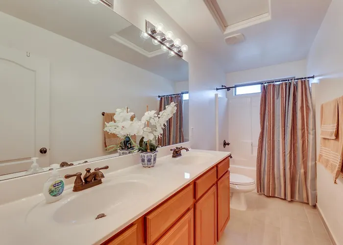 Holiday home Large Pool & Yard W/ Bocce: Oasis In Coolidge!