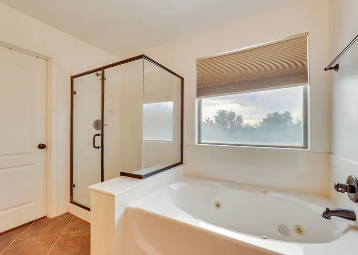 Holiday home Large Pool & Yard W/ Bocce: Oasis In Coolidge! *