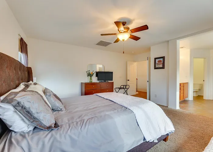 Large Pool & Yard W/ Bocce: Oasis In Coolidge! Holiday home *